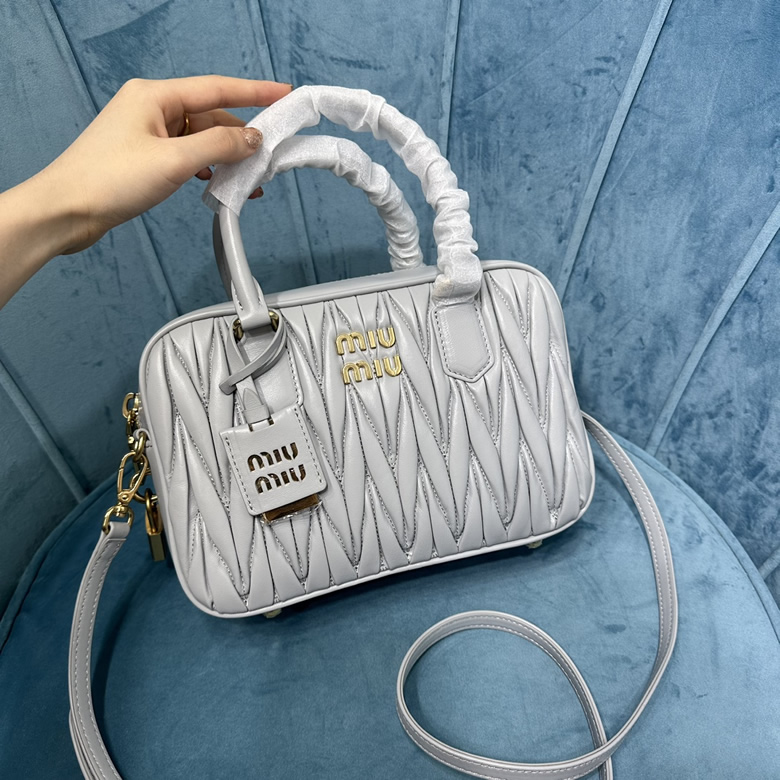 MiuMiu新品too pretty保齡球手袋5BB124￥1680.00的图片-高仿繆繆包包MiuMiu