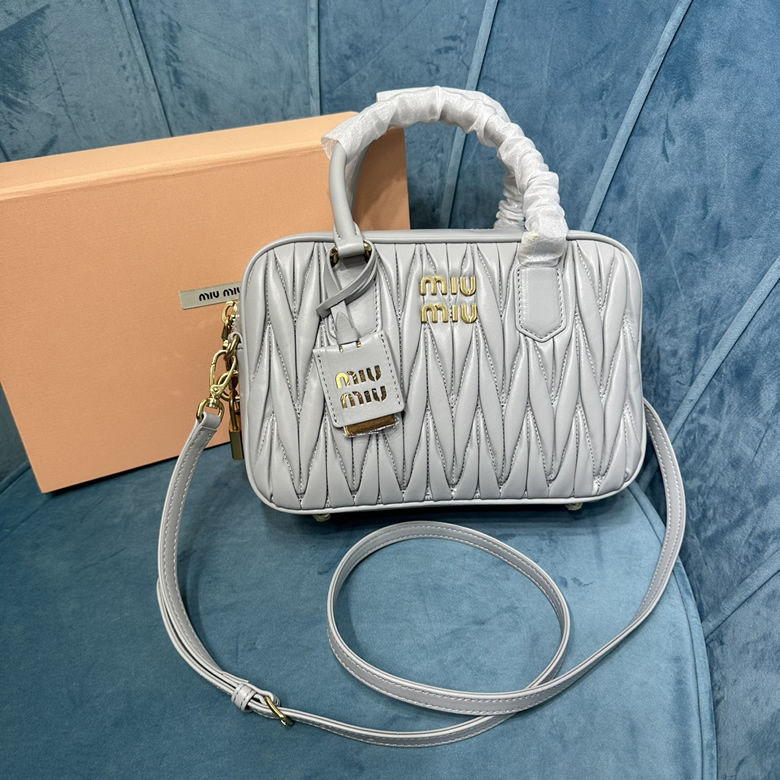 MiuMiu新品too pretty保齡球手袋5BB124￥1680.00的图片-高仿繆繆包包MiuMiu