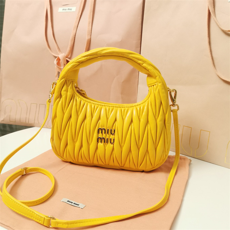 MIUMIU繆繆進口小羊皮MivWander手袋5BC125黃￥1980.00的图片-高仿繆繆包包MiuMiu