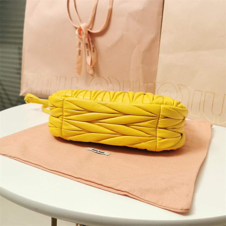 MIUMIU繆繆進口小羊皮MivWander手袋5BC125黃￥1980.00的图片-高仿繆繆包包MiuMiu