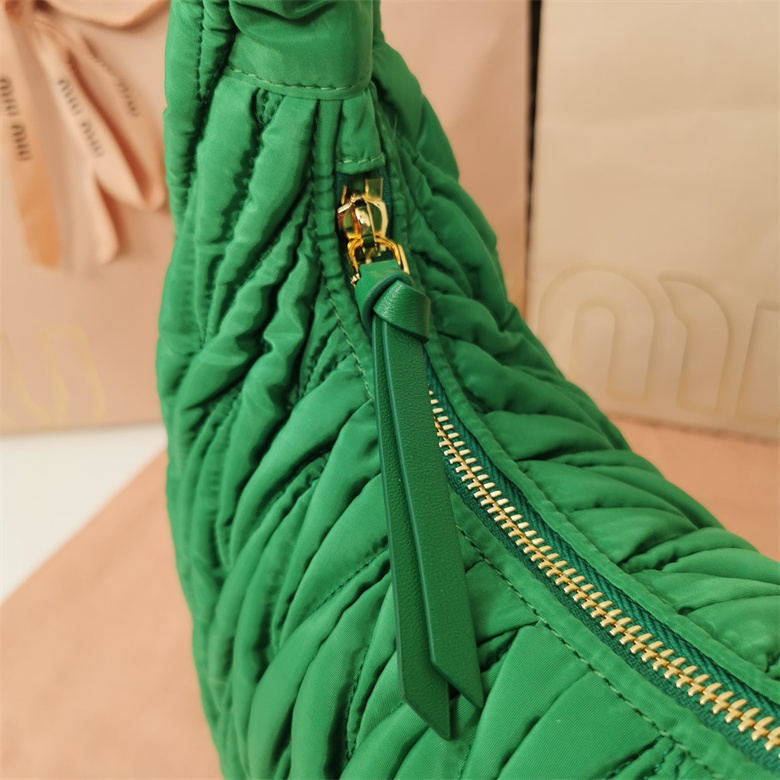 高仿原單繆繆miumiu環保尼龍MivWander手袋5BC108￥1880.00的图片-高仿繆繆包包MiuMiu