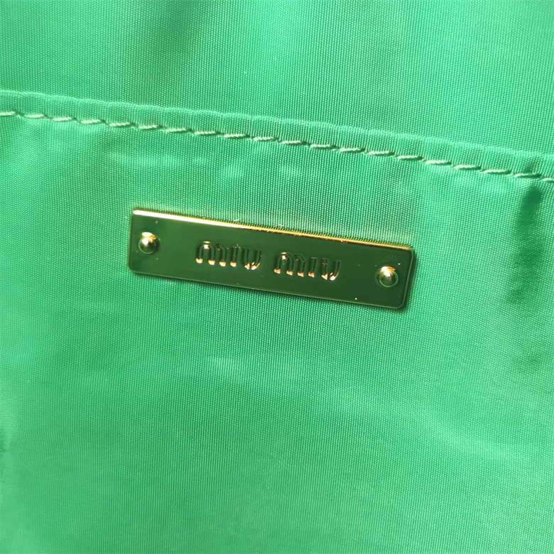 高仿原單繆繆miumiu環保尼龍MivWander手袋5BC108￥1880.00的图片-高仿繆繆包包MiuMiu