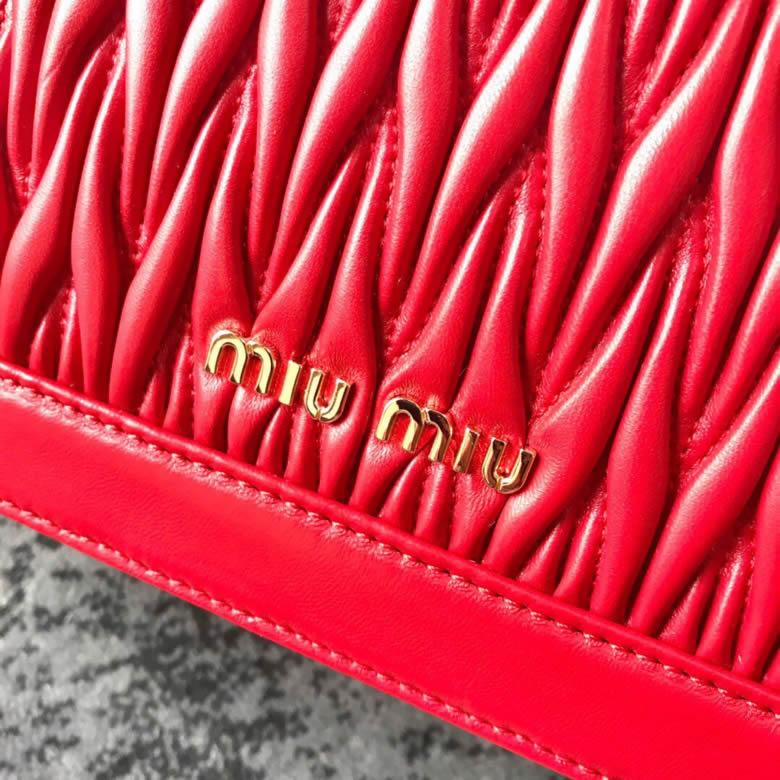 MIUMIU繆繆頂級進口Matelasse小羊皮材質經典提花壓紋手提包單肩斜挎包5BA094￥1980.00的图片-高仿繆繆包包MiuMiu
