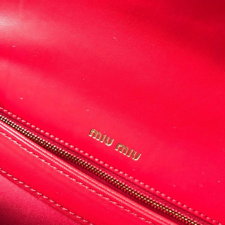 MIUMIU繆繆頂級進口Matelasse小羊皮材質經典提花壓紋手提包單肩斜挎包5BA094￥1980.00的图片-高仿繆繆包包MiuMiu