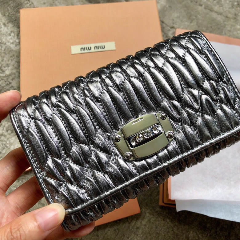 原單MIUMIU繆繆進口頂級小羊皮專櫃新款三摺錢夾5MH015￥980.00的图片-高仿繆繆包包MiuMiu