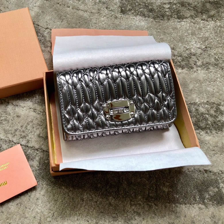 原單MIUMIU繆繆進口頂級小羊皮專櫃新款三摺錢夾5MH015￥980.00的图片-高仿繆繆包包MiuMiu