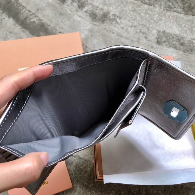 原單MIUMIU繆繆進口頂級小羊皮專櫃新款三摺錢夾5MH015￥980.00的图片-高仿繆繆包包MiuMiu