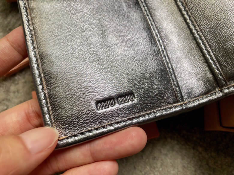 原單MIUMIU繆繆進口頂級小羊皮專櫃新款三摺錢夾5MH015￥980.00的图片-高仿繆繆包包MiuMiu