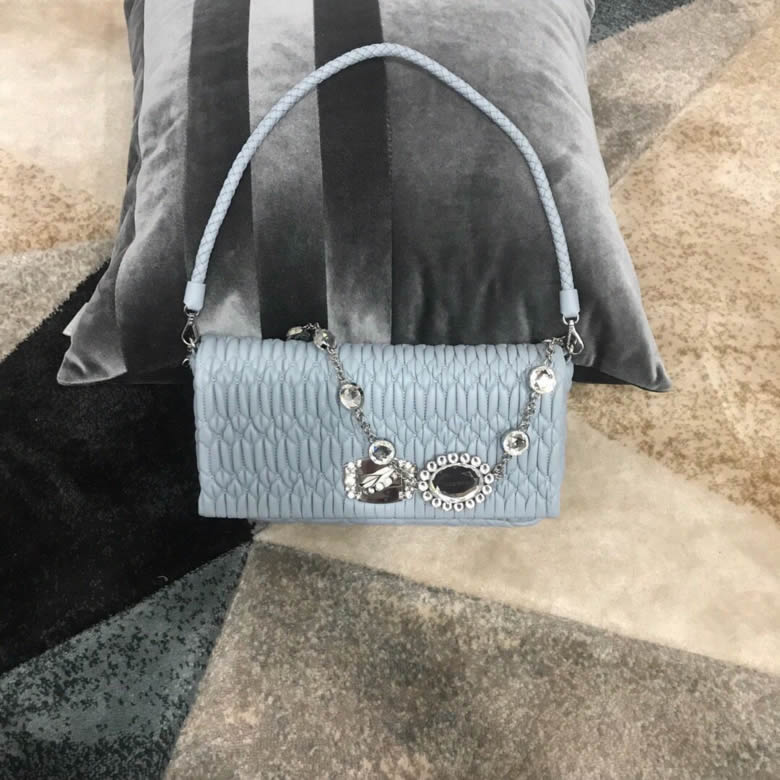MIUMIU繆繆小提花皺褶凸紋壓花Cloquet層疊珠光羊皮鉆石鏈條包5BD233淡藍色￥1480.00的图片-高仿繆繆包包MiuMiu