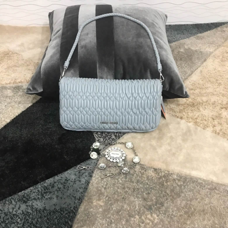 MIUMIU繆繆小提花皺褶凸紋壓花Cloquet層疊珠光羊皮鉆石鏈條包5BD233淡藍色￥1480.00的图片-高仿繆繆包包MiuMiu
