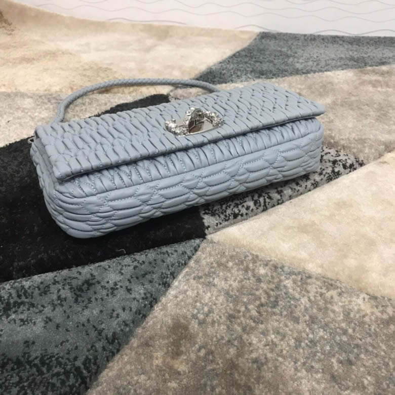 MIUMIU繆繆小提花皺褶凸紋壓花Cloquet層疊珠光羊皮鉆石鏈條包5BD233淡藍色￥1480.00的图片-高仿繆繆包包MiuMiu