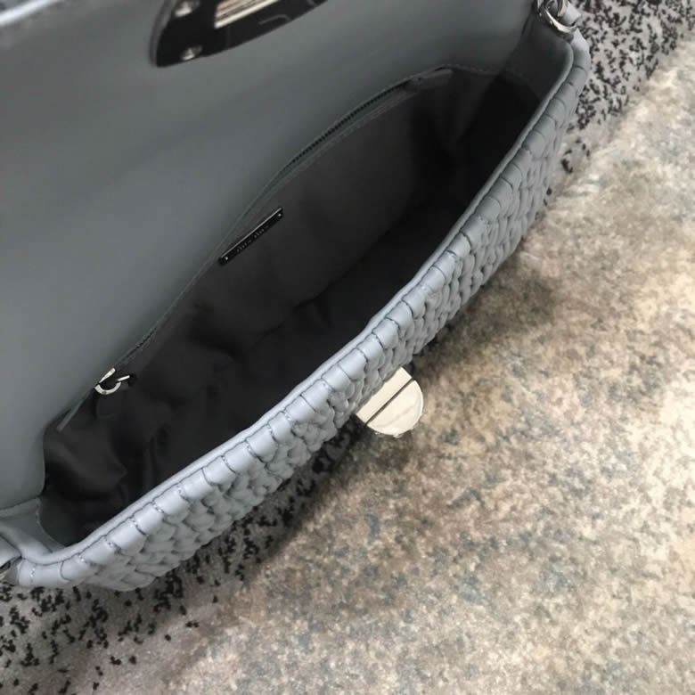 MIUMIU繆繆小提花皺褶凸紋壓花Cloquet層疊珠光羊皮鉆石鏈條包5BD233淡藍色￥1480.00的图片-高仿繆繆包包MiuMiu