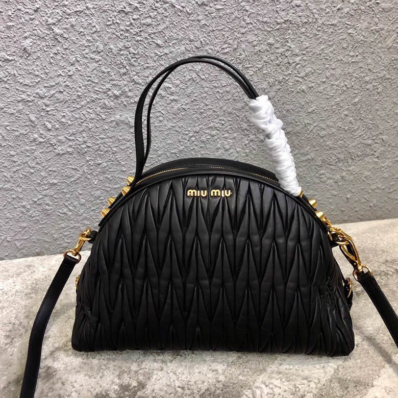 MIUMIU繆繆頂級進口Matelasse小羊皮材質月牙包5BB034￥1960.00