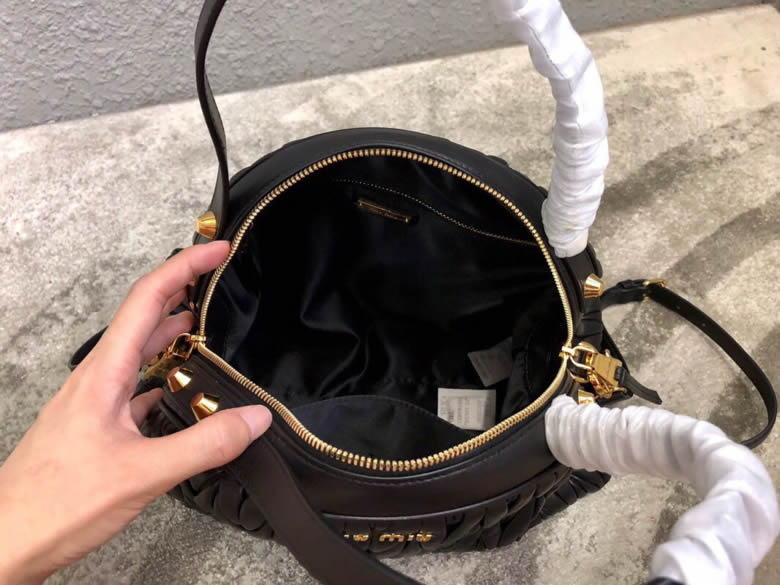 MIUMIU繆繆頂級進口Matelasse小羊皮材質月牙包5BB034￥1960.00的图片-高仿繆繆包包MiuMiu