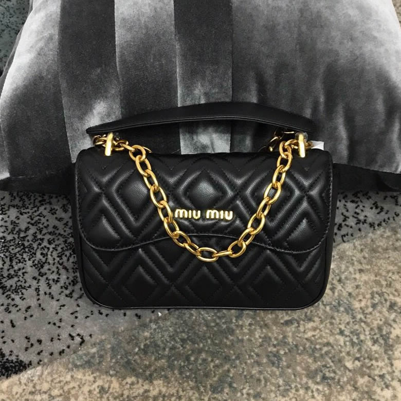 MIUMIU繆繆頂級進口Matelasse小羊皮棱格壓紋單肩斜挎包5BD140黑粉白色￥1880.00