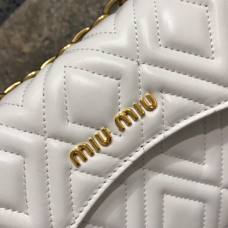 MIUMIU繆繆頂級進口Matelasse小羊皮棱格壓紋單肩斜挎包5BD140黑粉白色￥1880.00的图片-高仿繆繆包包MiuMiu