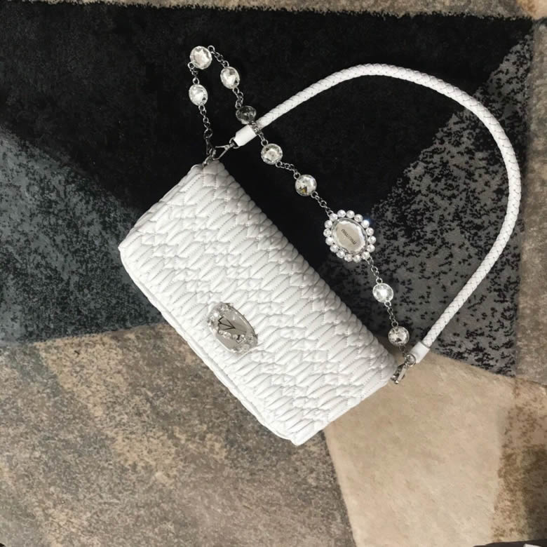 MIUMIU繆繆小提花皺褶凸紋壓花Cloquet層疊珠光羊皮鉆石鏈條包5BD233白色￥1480.00的图片-高仿繆繆包包MiuMiu