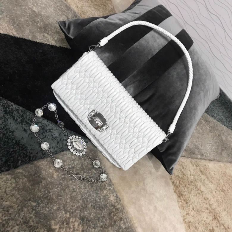 MIUMIU繆繆小提花皺褶凸紋壓花Cloquet層疊珠光羊皮鉆石鏈條包5BD233白色￥1480.00的图片-高仿繆繆包包MiuMiu