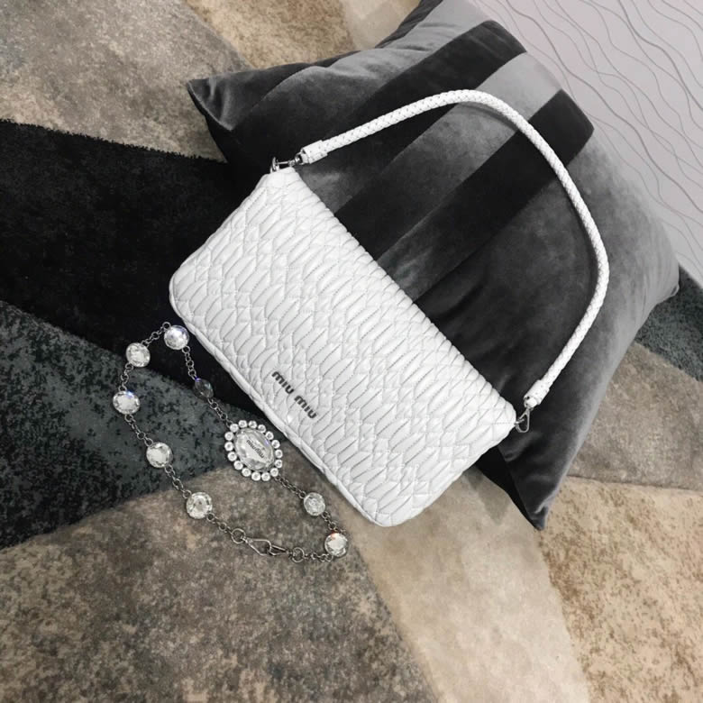 MIUMIU繆繆小提花皺褶凸紋壓花Cloquet層疊珠光羊皮鉆石鏈條包5BD233白色￥1480.00的图片-高仿繆繆包包MiuMiu