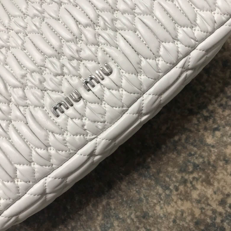 MIUMIU繆繆小提花皺褶凸紋壓花Cloquet層疊珠光羊皮鉆石鏈條包5BD233白色￥1480.00的图片-高仿繆繆包包MiuMiu