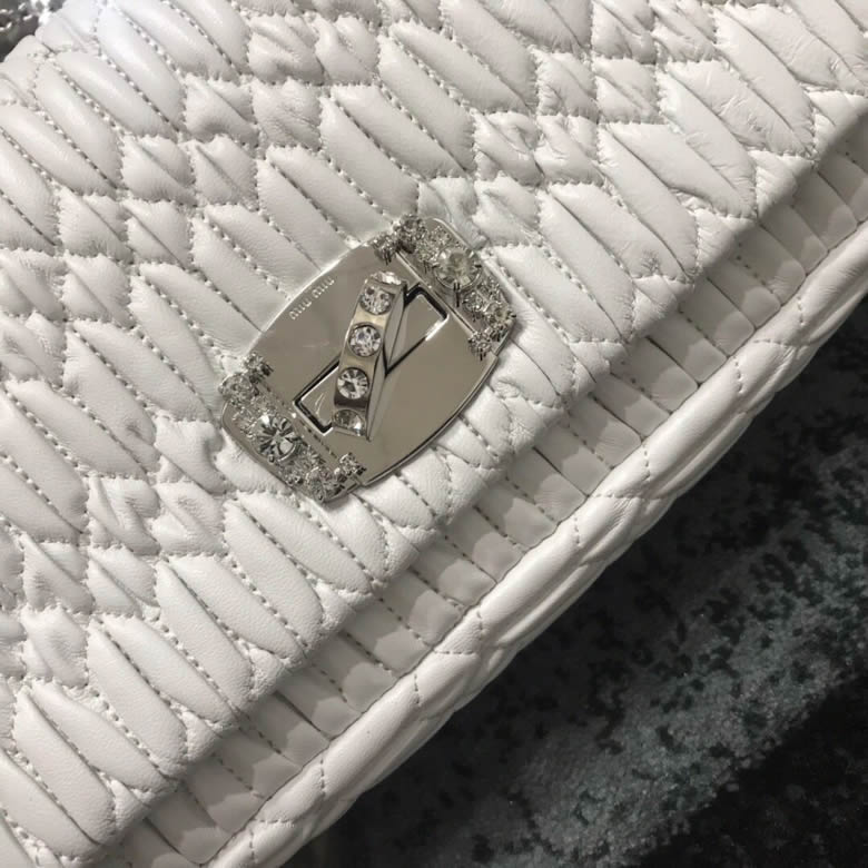 MIUMIU繆繆小提花皺褶凸紋壓花Cloquet層疊珠光羊皮鉆石鏈條包5BD233白色￥1480.00的图片-高仿繆繆包包MiuMiu