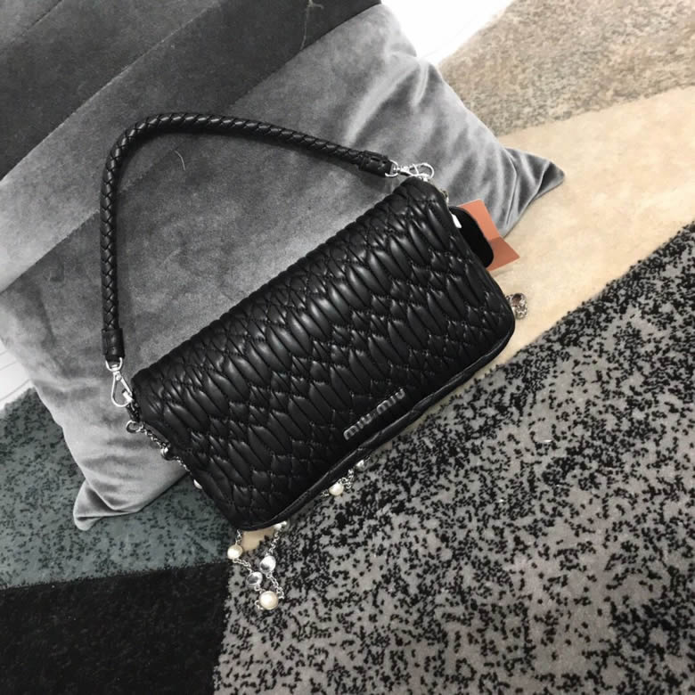 高仿MIUMIU繆繆小提花皺褶凸紋壓花Cloquet進口小羊皮手提鏈條包5BD417黑￥1480.00的图片-高仿繆繆包包MiuMiu