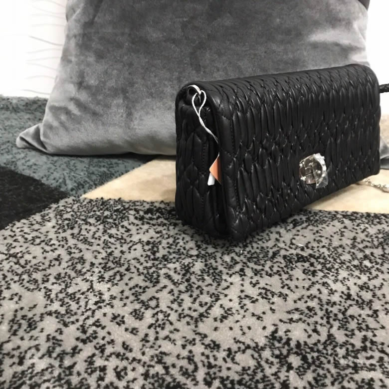 高仿MIUMIU繆繆小提花皺褶凸紋壓花Cloquet進口小羊皮手提鏈條包5BD417黑￥1480.00的图片-高仿繆繆包包MiuMiu