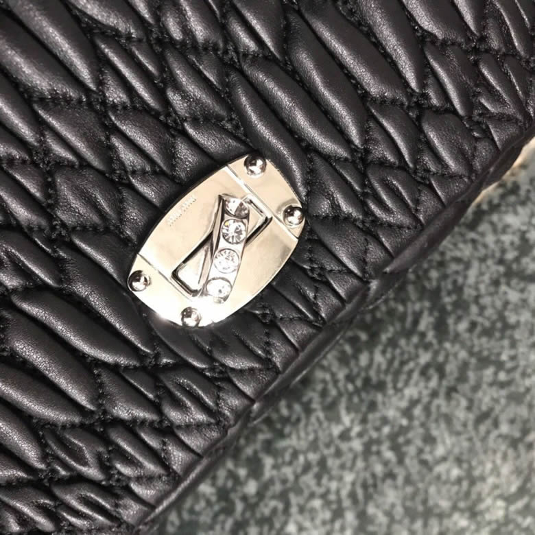 高仿MIUMIU繆繆小提花皺褶凸紋壓花Cloquet進口小羊皮手提鏈條包5BD417黑￥1480.00的图片-高仿繆繆包包MiuMiu