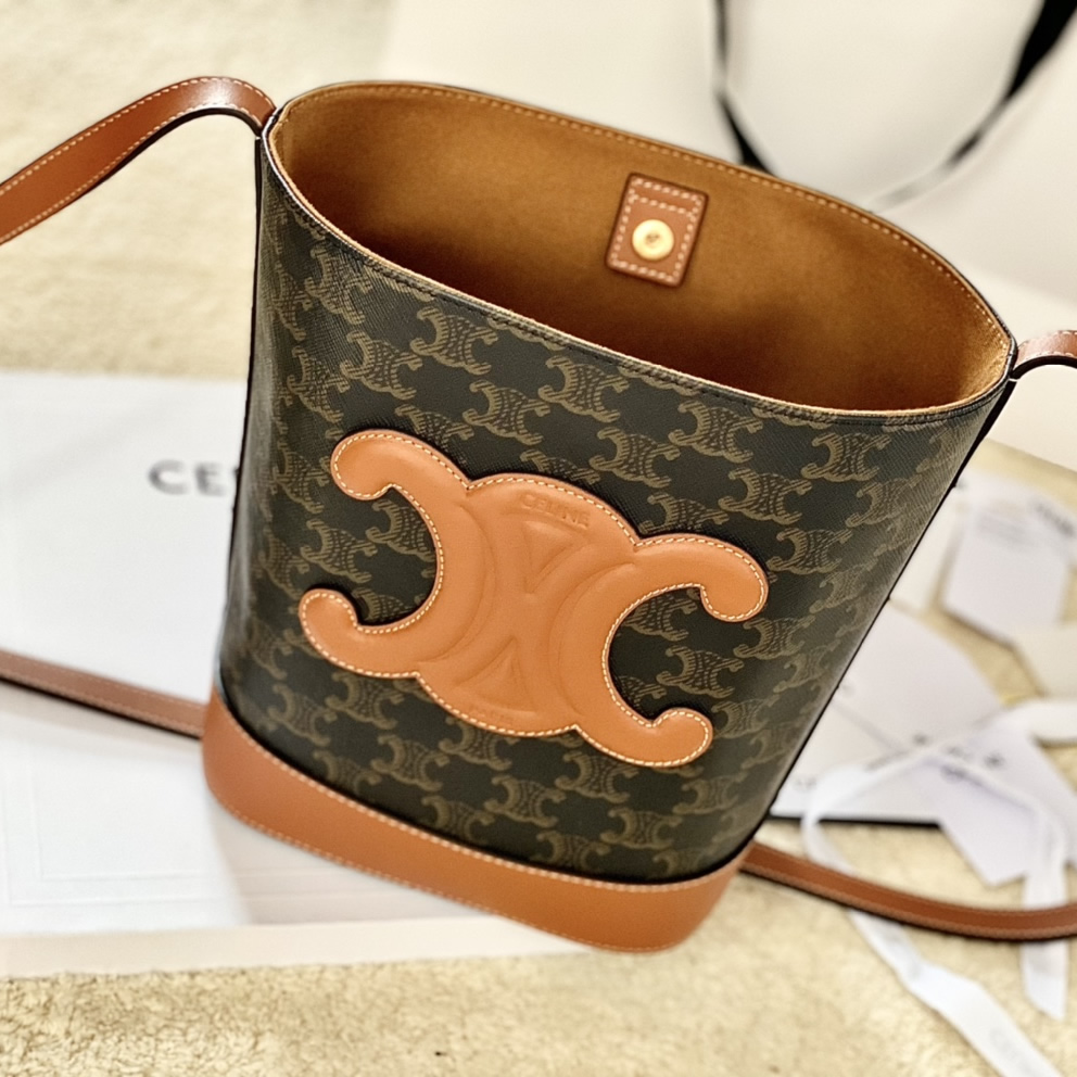 CELINE賽琳CUIR TRIOMPHE小號標誌印花牛皮水桶包198243￥1680.00的图片-高仿賽琳包包CELINE