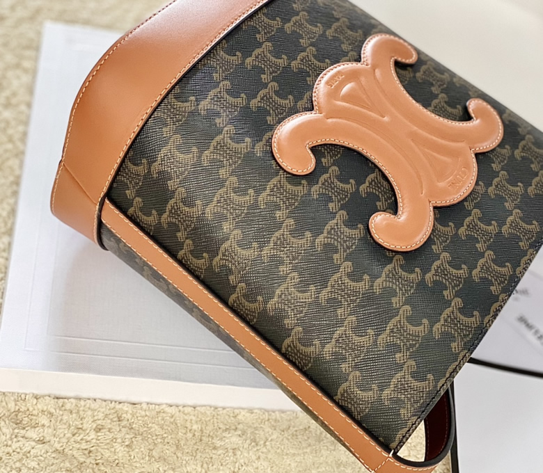 CELINE賽琳CUIR TRIOMPHE小號標誌印花牛皮水桶包198243￥1680.00的图片-高仿賽琳包包CELINE