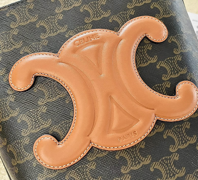 CELINE賽琳CUIR TRIOMPHE小號標誌印花牛皮水桶包198243￥1680.00的图片-高仿賽琳包包CELINE