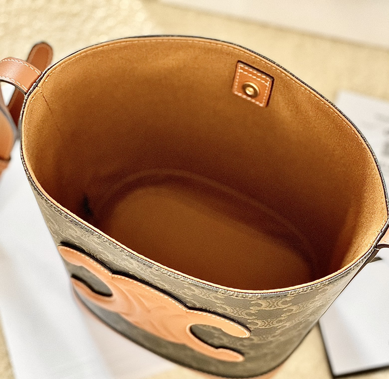 CELINE賽琳CUIR TRIOMPHE小號標誌印花牛皮水桶包198243￥1680.00的图片-高仿賽琳包包CELINE