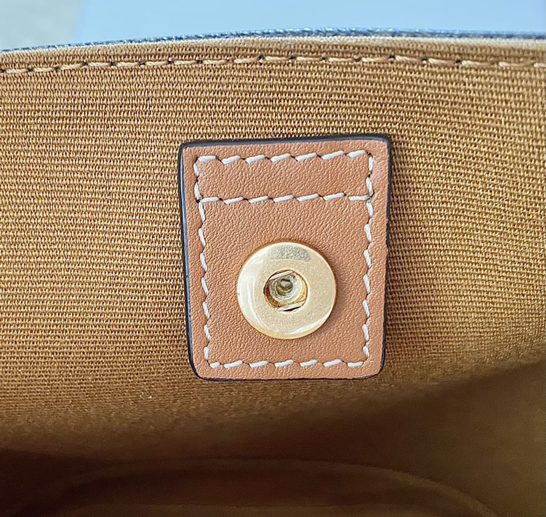 CELINE賽琳CUIR TRIOMPHE小號標誌印花牛皮水桶包198243￥1680.00的图片-高仿賽琳包包CELINE