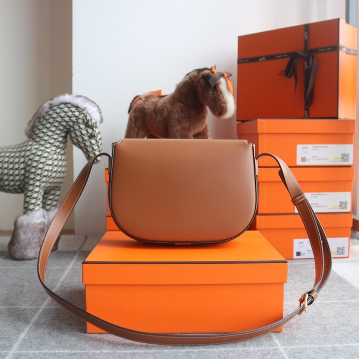 Celine/賽琳MAILLON TRIOMPHE中號豬鼻子小豬包193123黃褐色黑綠￥1980.00的图片-高仿賽琳包包CELINE