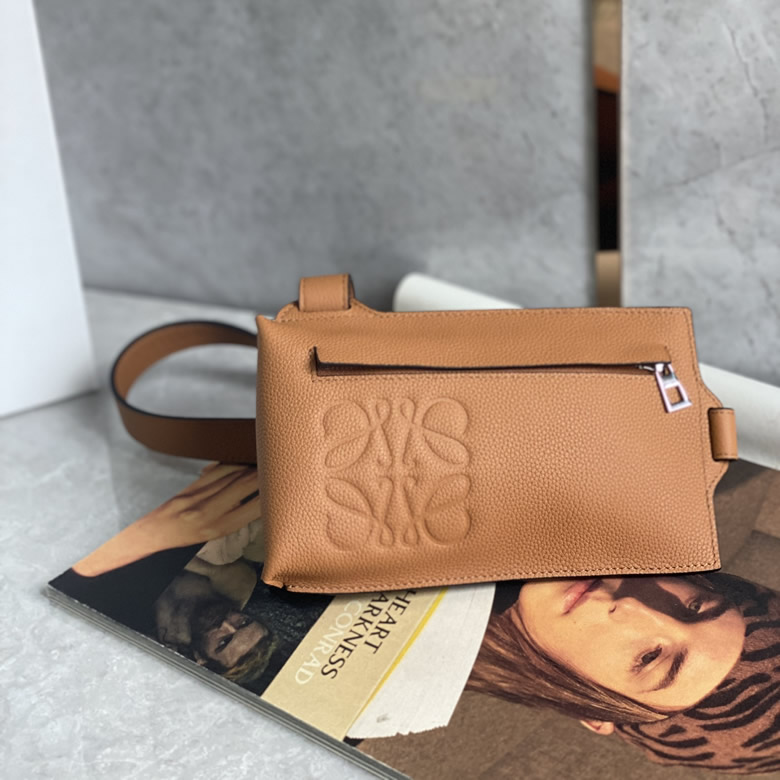 LOEWE羅意威牛皮粒面垂直T型小包手機包 0661棕色￥980.00的图片-高仿羅意威包包Loewe