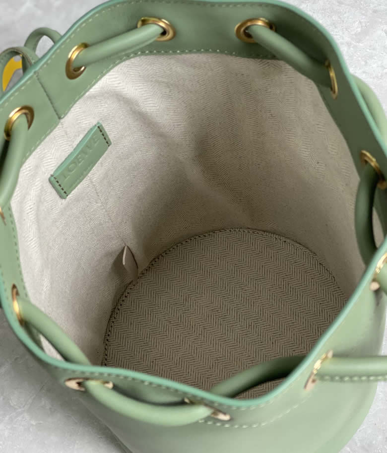 LOEWE羅意威Sailor抽繩水桶包 0678牛油果綠¥1680.00的图片-高仿羅意威包包Loewe LOEWE羅意威Sailor抽繩水桶包 0678牛油果綠¥1680.00的图片-高仿羅意威包包Loewe