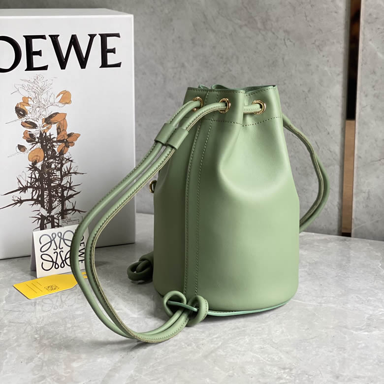 LOEWE羅意威Sailor抽繩水桶包 0678牛油果綠¥1680.00的图片-高仿羅意威包包Loewe LOEWE羅意威Sailor抽繩水桶包 0678牛油果綠¥1680.00的图片-高仿羅意威包包Loewe