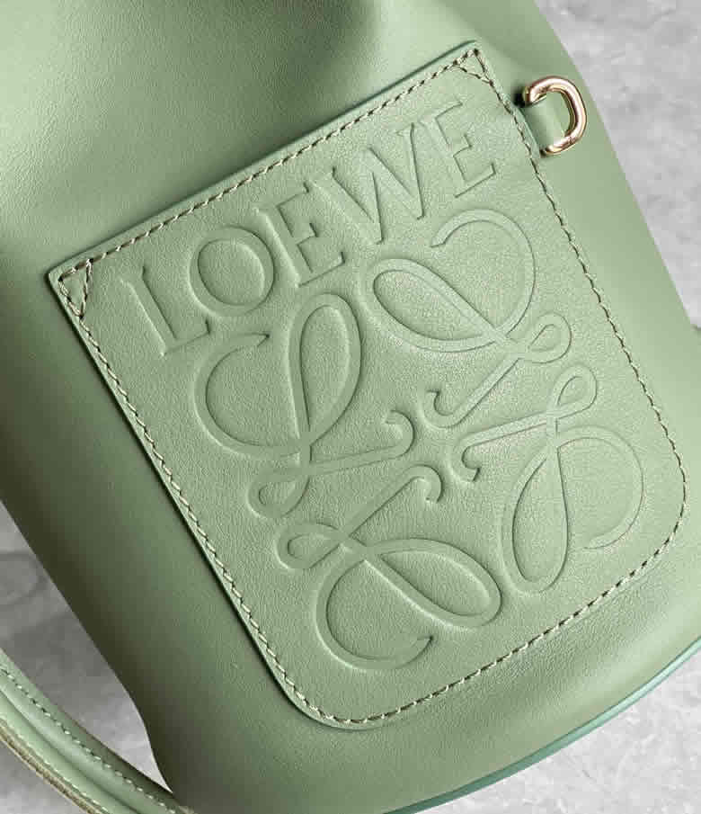 LOEWE羅意威Sailor抽繩水桶包 0678牛油果綠¥1680.00的图片-高仿羅意威包包Loewe LOEWE羅意威Sailor抽繩水桶包 0678牛油果綠¥1680.00的图片-高仿羅意威包包Loewe