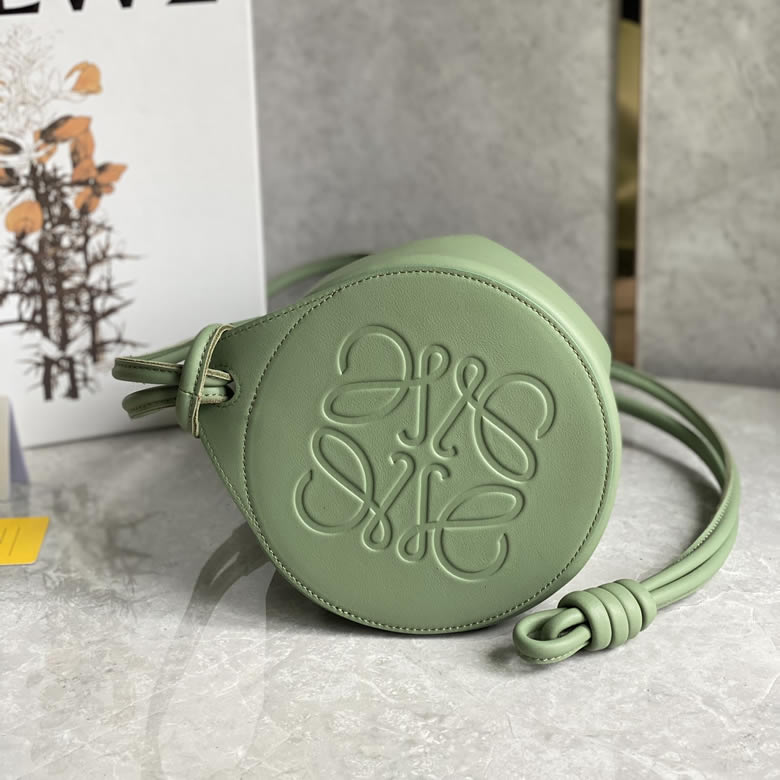 LOEWE羅意威Sailor抽繩水桶包 0678牛油果綠¥1680.00的图片-高仿羅意威包包Loewe LOEWE羅意威Sailor抽繩水桶包 0678牛油果綠¥1680.00的图片-高仿羅意威包包Loewe