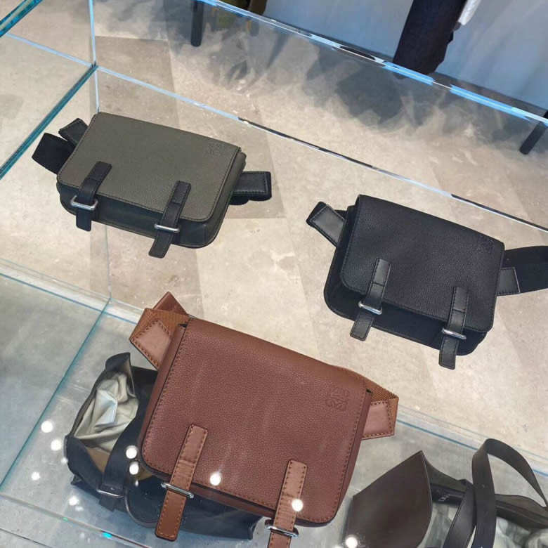 高仿Loewe羅意威2020年新款軍風腰包Military Bumbag 317.12AB23￥1380.00的图片-高仿羅意威包包Loewe
