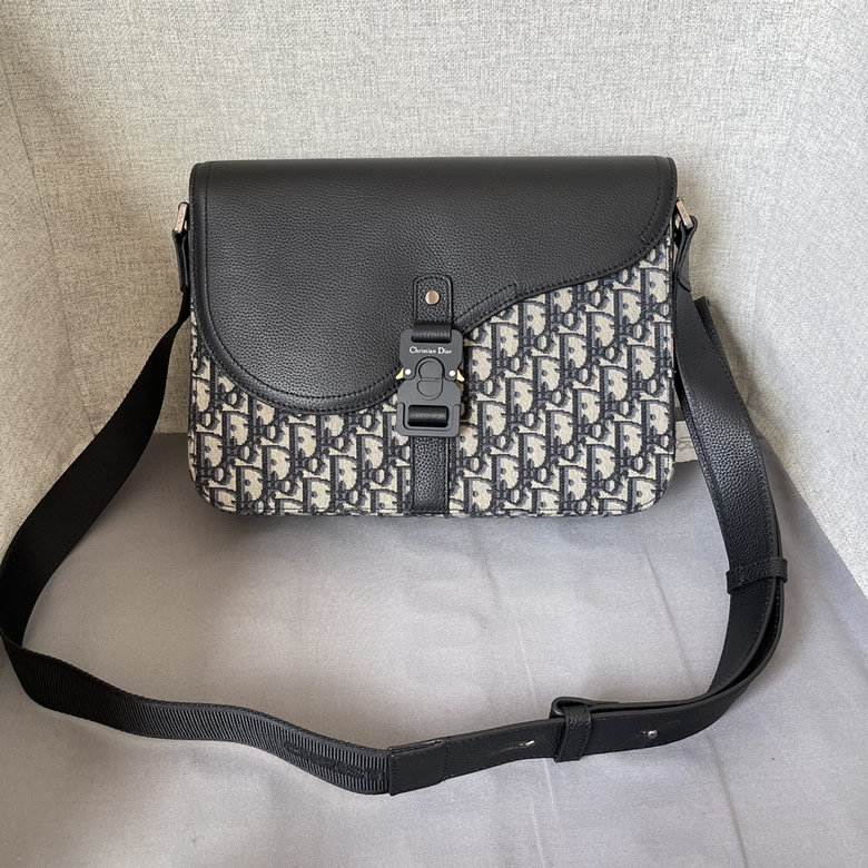 迪奧馬鞍信使包馬鞍翻蓋和Christian Dior標誌鋁扣D8025佈配皮￥1480.00的图片-高仿迪奧包包DIOR、高仿迪奧女包DIOR