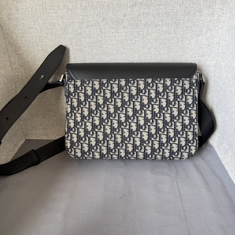 迪奧馬鞍信使包馬鞍翻蓋和Christian Dior標誌鋁扣D8025佈配皮￥1480.00的图片-高仿迪奧包包DIOR、高仿迪奧女包DIOR