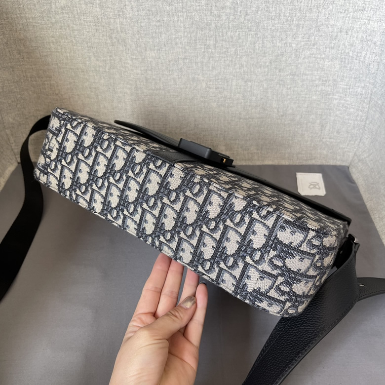 迪奧馬鞍信使包馬鞍翻蓋和Christian Dior標誌鋁扣D8025佈配皮￥1480.00的图片-高仿迪奧包包DIOR、高仿迪奧女包DIOR