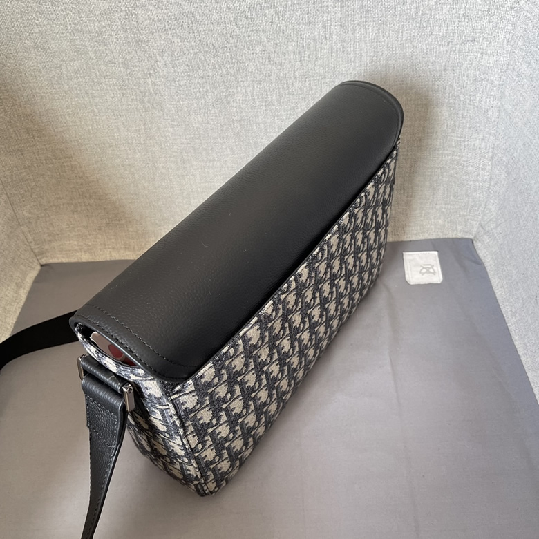 迪奧馬鞍信使包馬鞍翻蓋和Christian Dior標誌鋁扣D8025佈配皮￥1480.00的图片-高仿迪奧包包DIOR、高仿迪奧女包DIOR