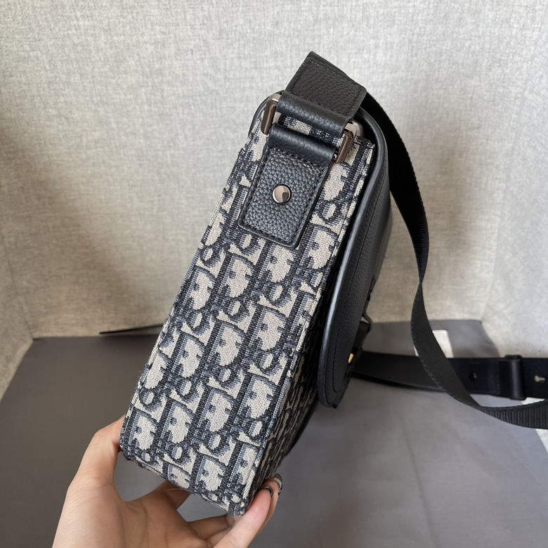 迪奧馬鞍信使包馬鞍翻蓋和Christian Dior標誌鋁扣D8025佈配皮￥1480.00的图片-高仿迪奧包包DIOR、高仿迪奧女包DIOR