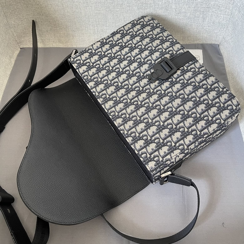 迪奧馬鞍信使包馬鞍翻蓋和Christian Dior標誌鋁扣D8025佈配皮￥1480.00的图片-高仿迪奧包包DIOR、高仿迪奧女包DIOR