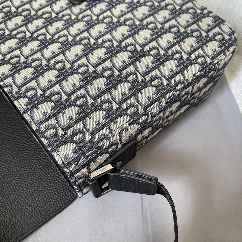 迪奧馬鞍信使包馬鞍翻蓋和Christian Dior標誌鋁扣D8025佈配皮￥1480.00的图片-高仿迪奧包包DIOR、高仿迪奧女包DIOR