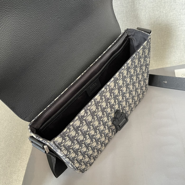 迪奧馬鞍信使包馬鞍翻蓋和Christian Dior標誌鋁扣D8025佈配皮￥1480.00的图片-高仿迪奧包包DIOR、高仿迪奧女包DIOR