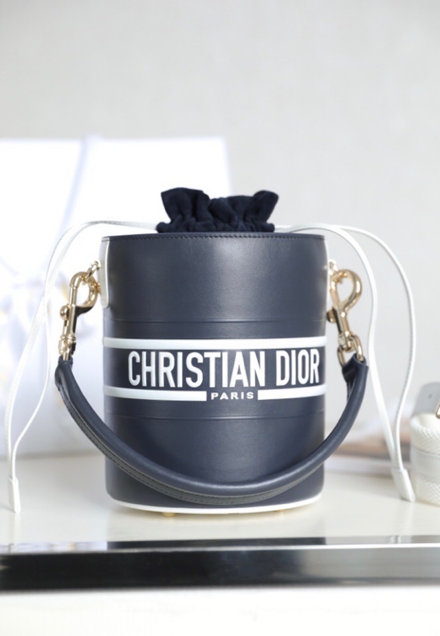 高仿迪奧DIOR VIBE繫列水桶包2022新款水桶包 M8703藍色小號￥1280.00的图片-高仿迪奧包包DIOR、高仿迪奧女包DIOR