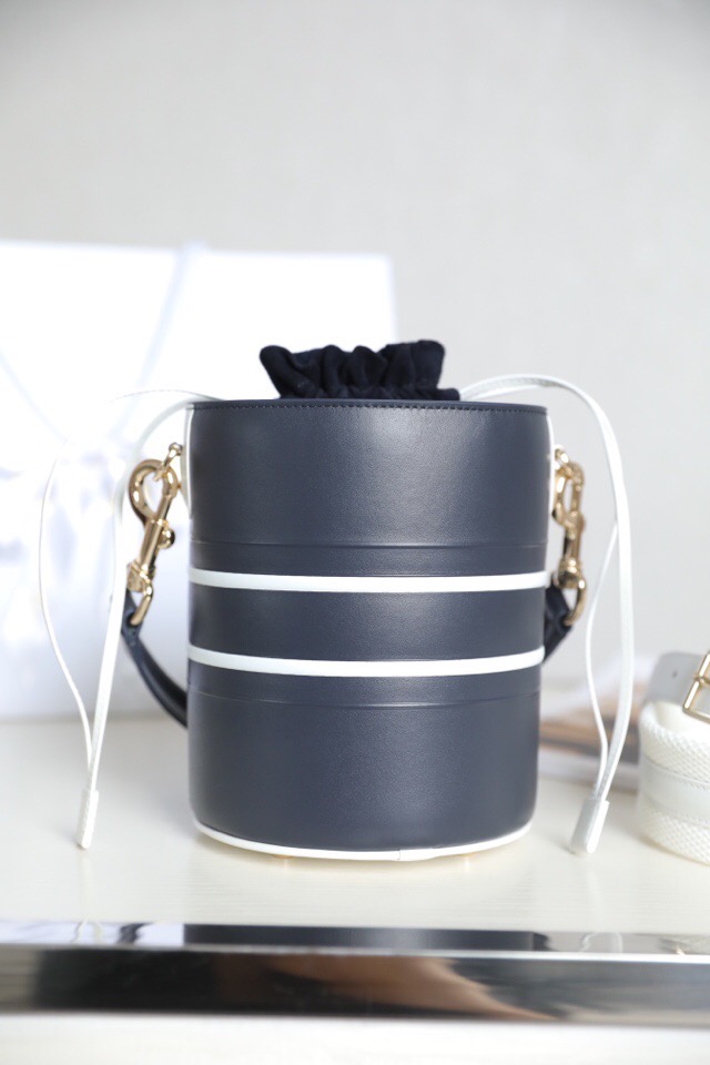 高仿迪奧DIOR VIBE繫列水桶包2022新款水桶包 M8703藍色小號￥1280.00的图片-高仿迪奧包包DIOR、高仿迪奧女包DIOR